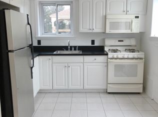 25 E Riviera Dr, Lindenhurst, NY 11757
