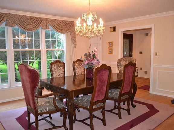 Formal Dining Rm w/New Windows, Updted Floors, Mouldings