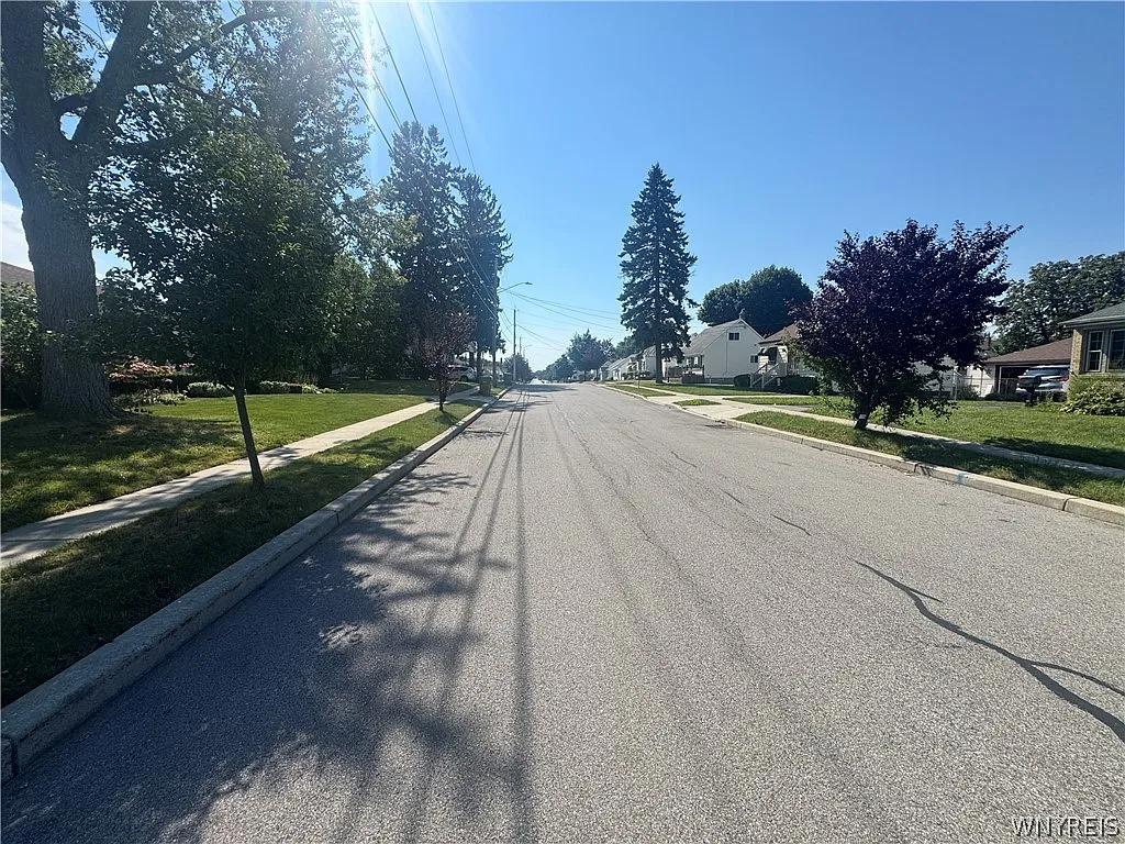 3 bed, 1.0 bath, 1344 sqft, $2,100 — Photo 4
