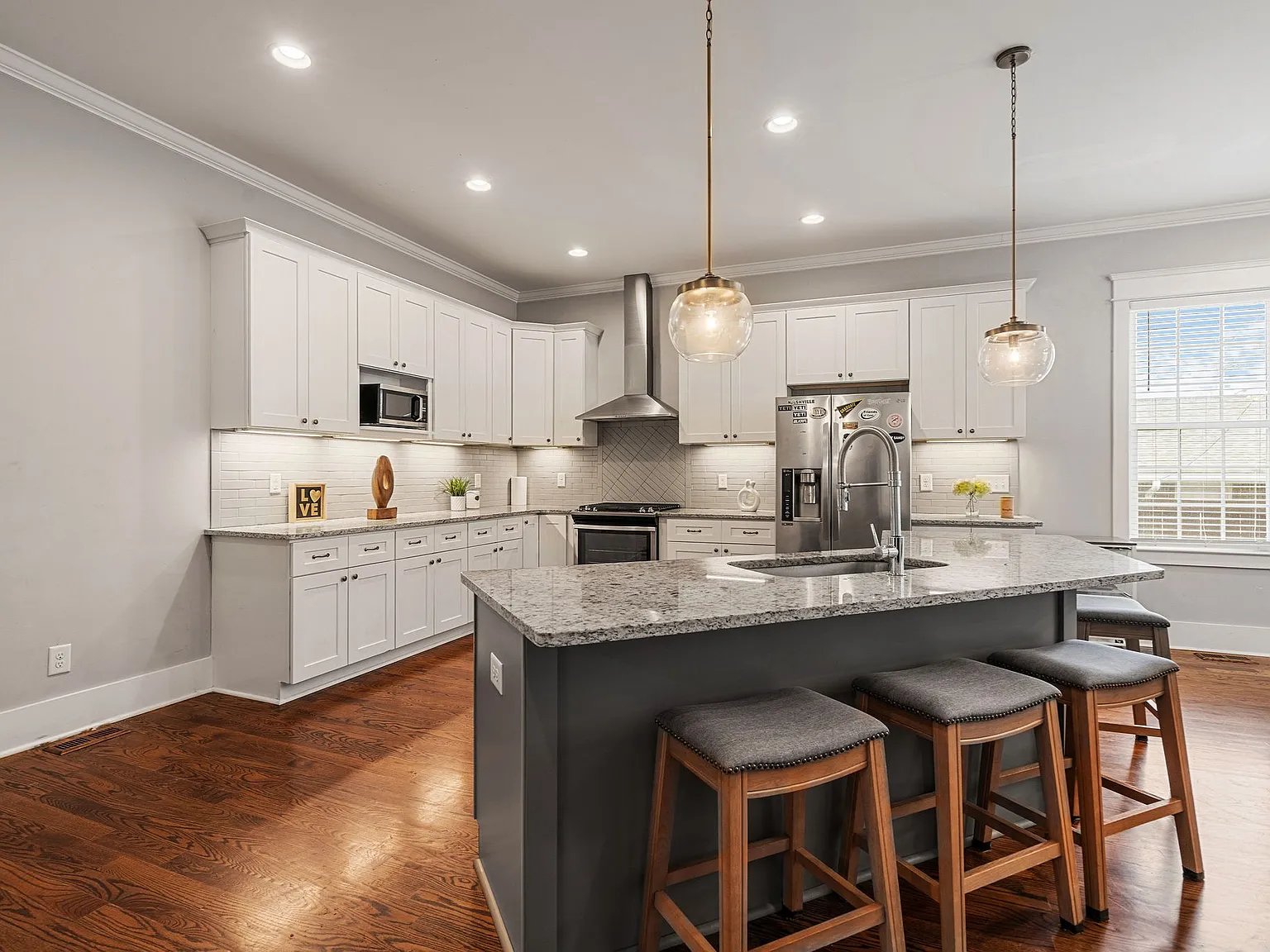 4 bed, 4.5 bath, 3312 sqft, $5,400 — Photo 3