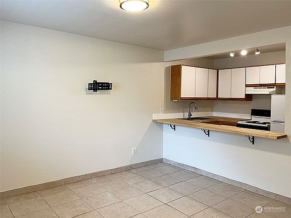 5th image of 250 Tucker Avenue #39