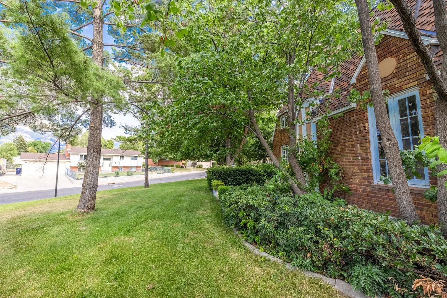 6 bed, 3.0 bath, 4144 sqft, $11,410 — Photo 3