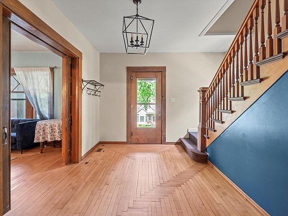 5th image of 377 Benton St
