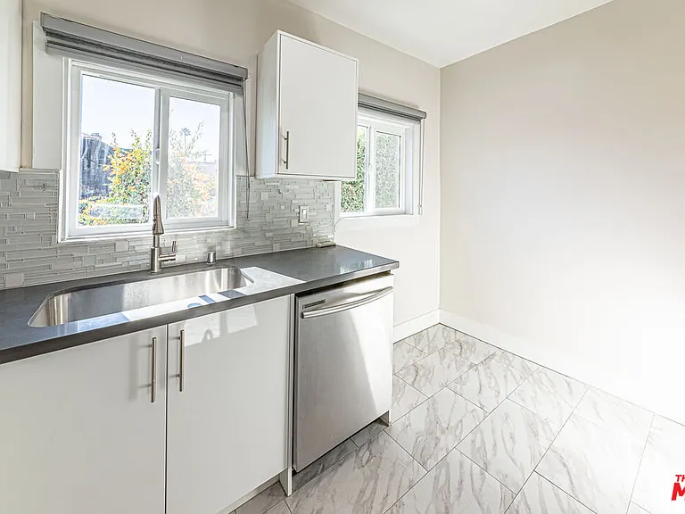 801 N Alexandria Ave — Photo 3