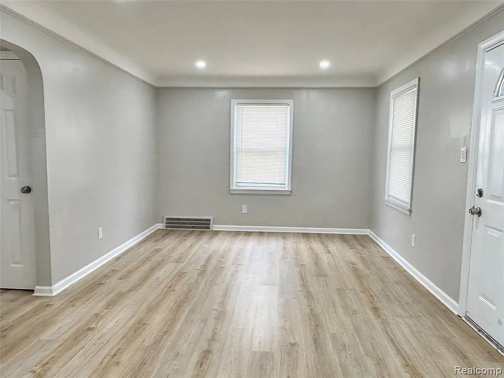 3 bed, 2.0 bath, 1008 sqft, $1,880 — Photo 3