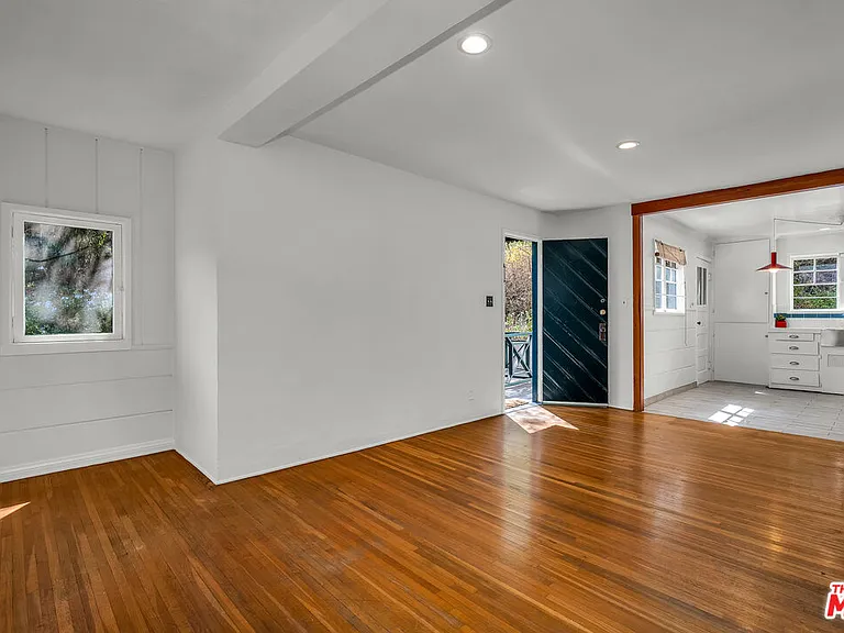 2119 Kress St — Photo 2