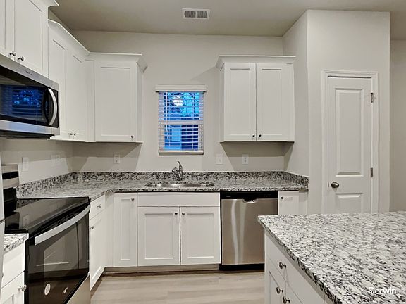 5th image of 304 New Villas St