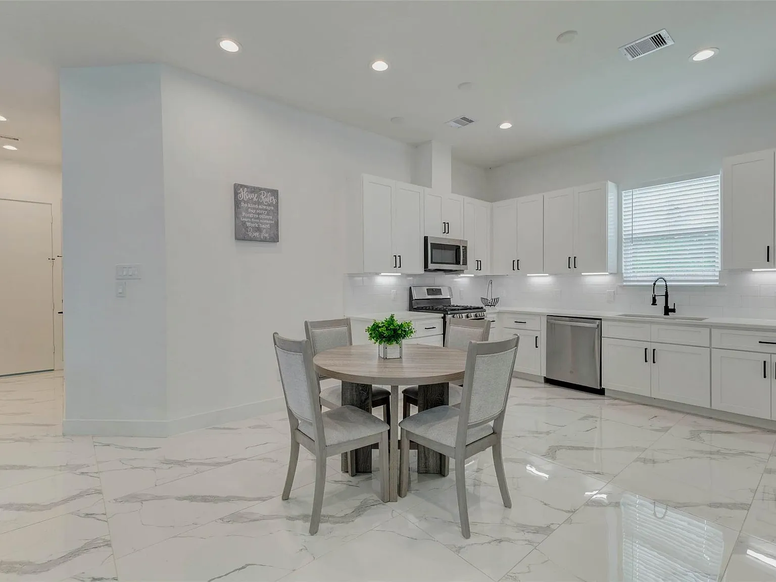 3 bed, 2.5 bath, 1927 sqft, $2,500 — Photo 4