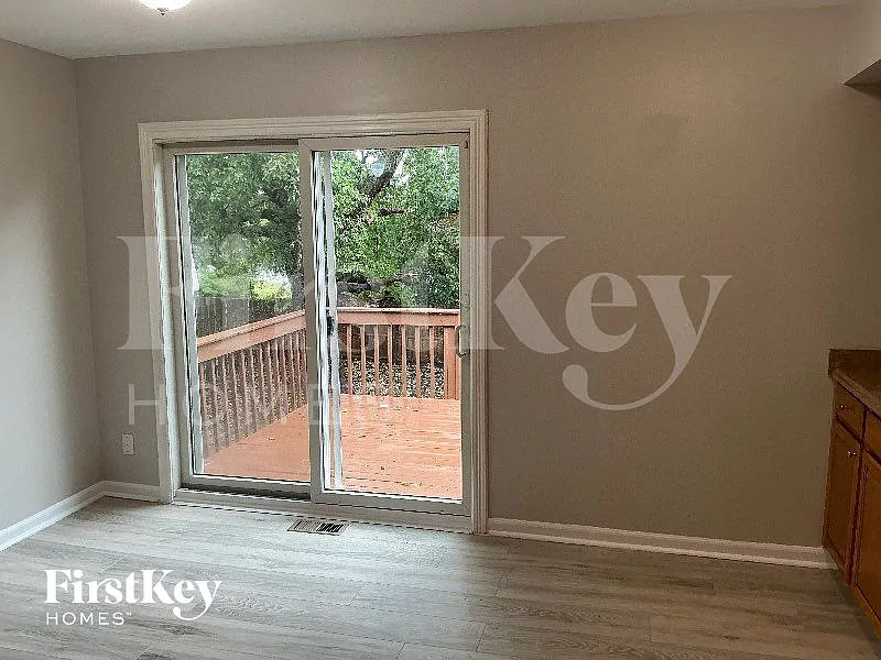 4 bed, 2.0 bath, 2500 sqft, $2,900 — Photo 4