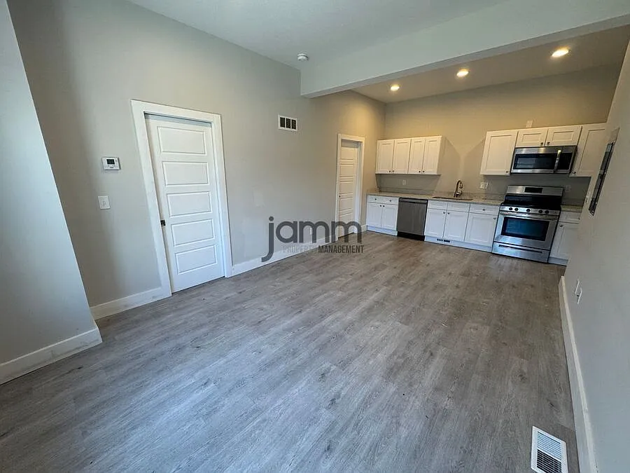 Modern and Cozy 1 Bedroom 1 Bathroom Unit — Photo 4