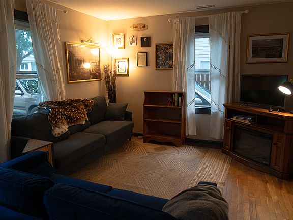 2nd image of 2119 Vinton St