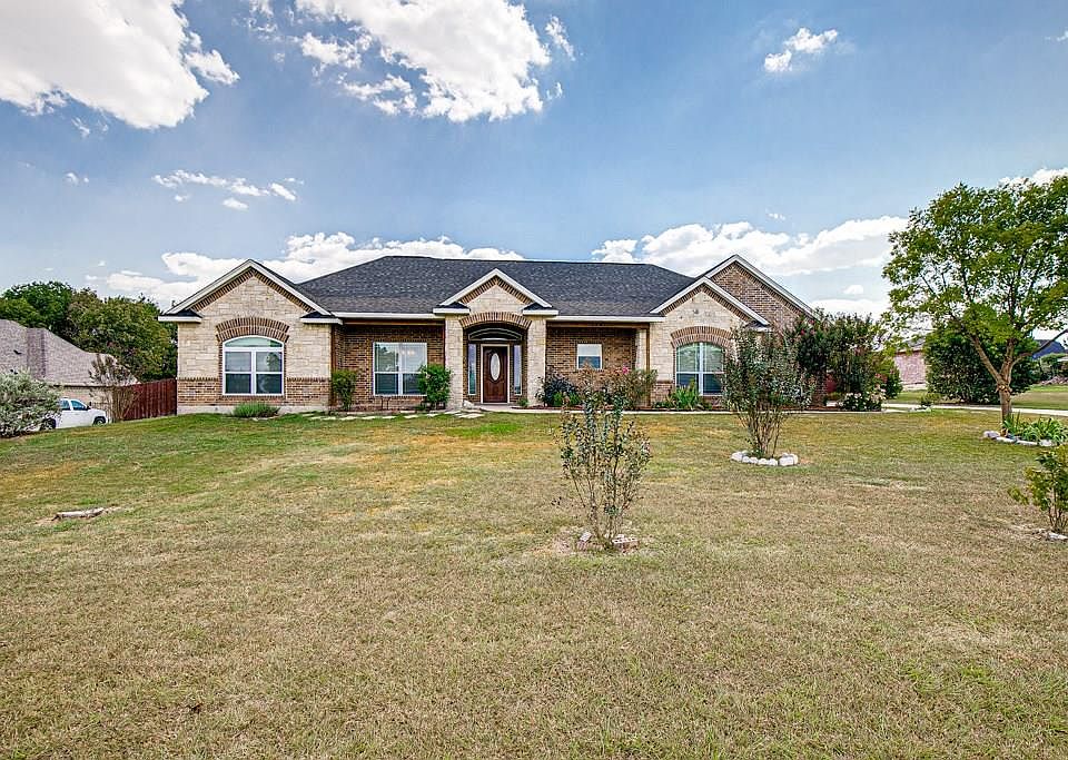 1st image of 124 Saddle Horn Ln