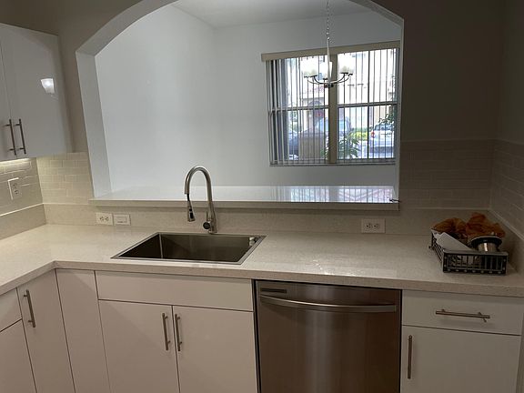 4th image of 113-8906 W Flagler St #113