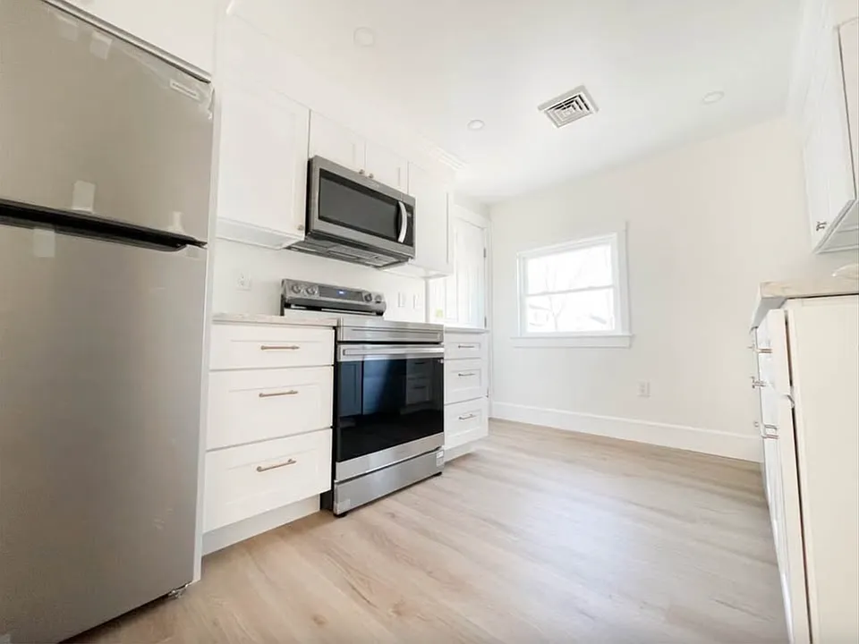 735 Commercial St #2