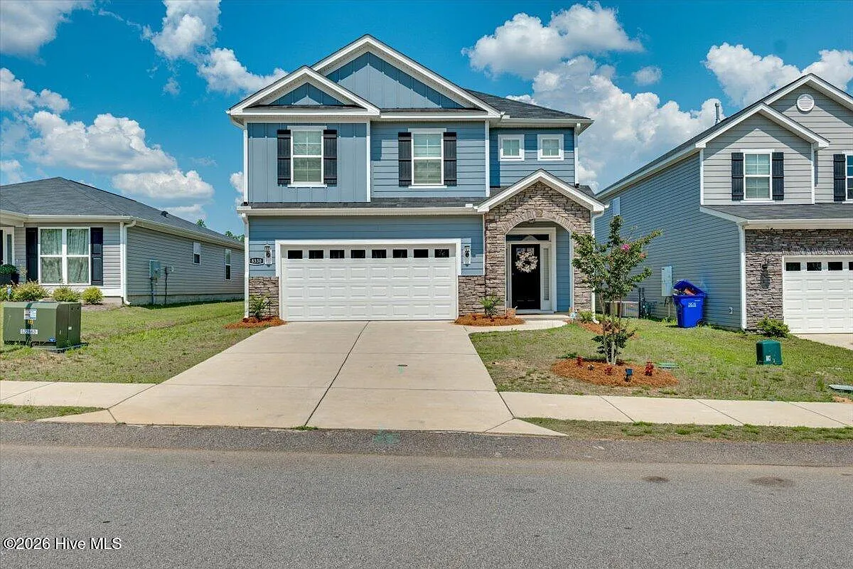 4 bed, 2.5 bath, 2166 sqft, $2,500 — Photo 2