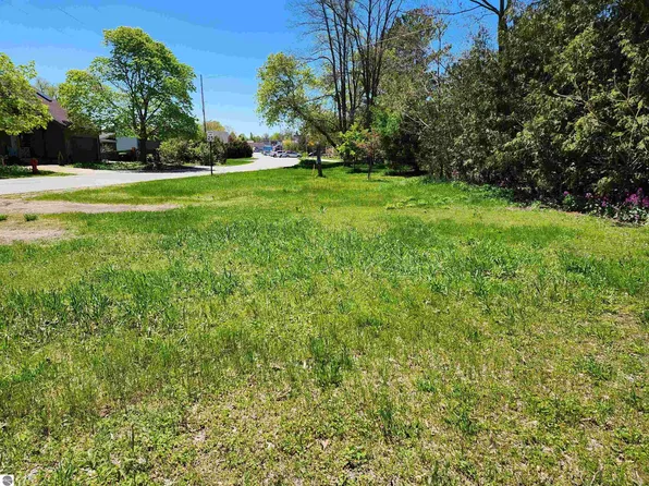 512 N Front St, Suttons Bay, MI 49682