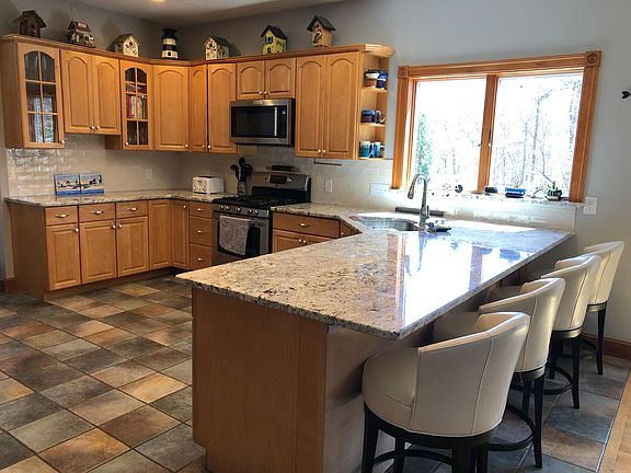 Open floor plan with large kitchen peninsula