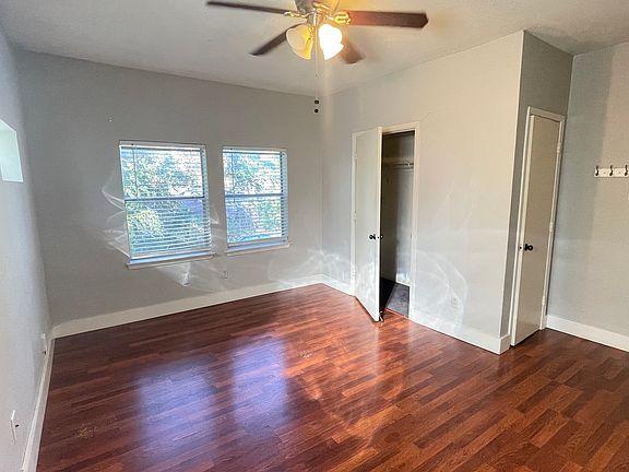 Bright & light filled with gleaming floors in this quaint studio apartment in Lakewood.