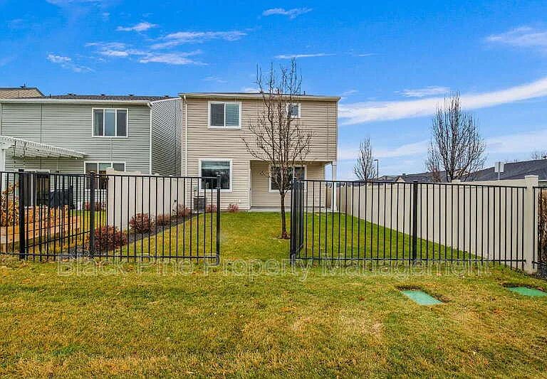 1873 N Justin Ave — Photo 33