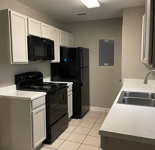 Royal Manor Townhomes — Photo 6