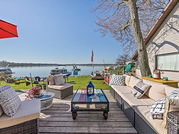 2nd image of 834 Lakeview Dr
