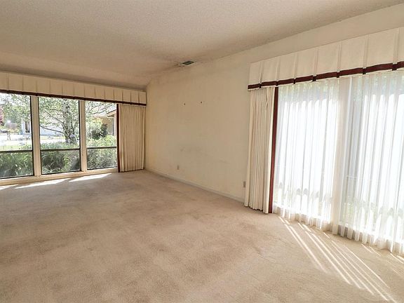 5th image of 15 Black River Ct