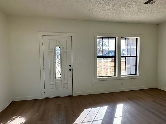 5th image of 118 W Cedar Ave