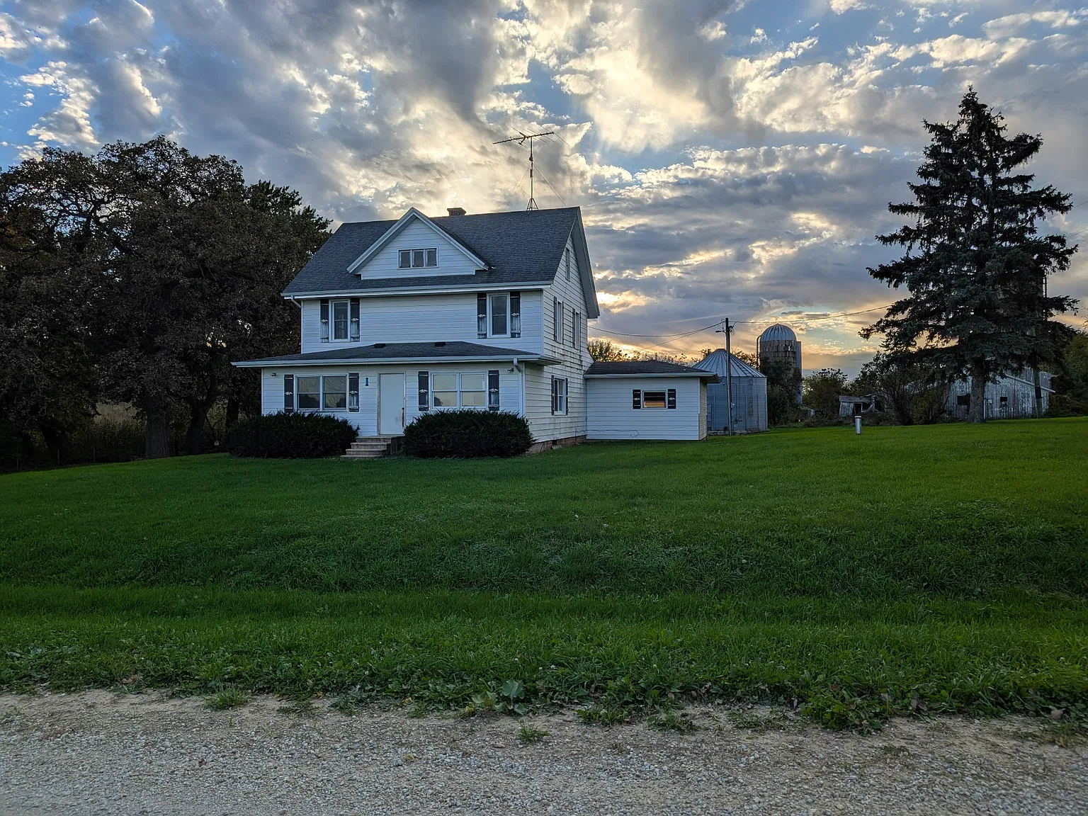 4 bed, 1.5 bath, 1960 sqft, $1,250 — Photo 1