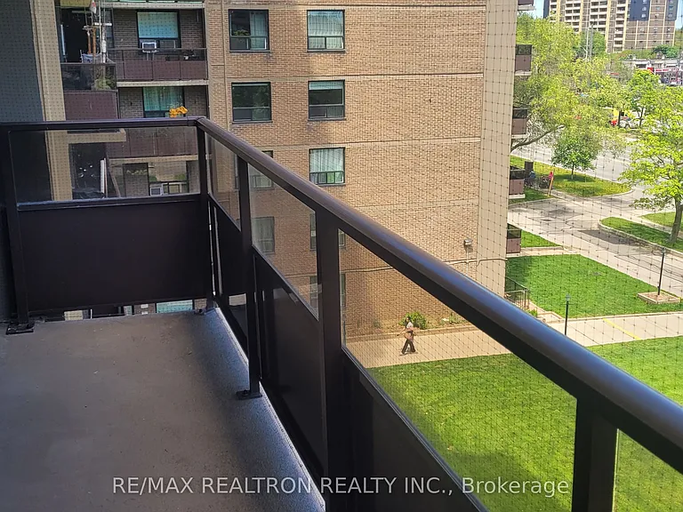 180 Markham Rd #504 — Photo 11