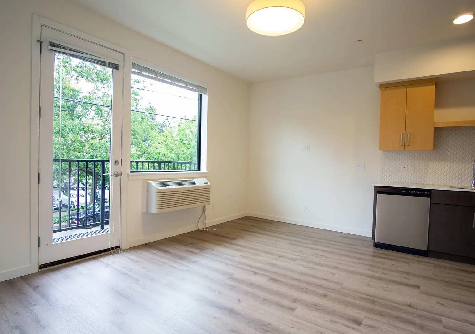 Modern & Bright 1 Bedroom w/Condo Finishes + Balcony Ready Soon! — Photo 1