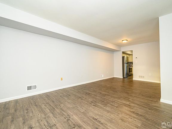 5th image of 320 Shilling Dr