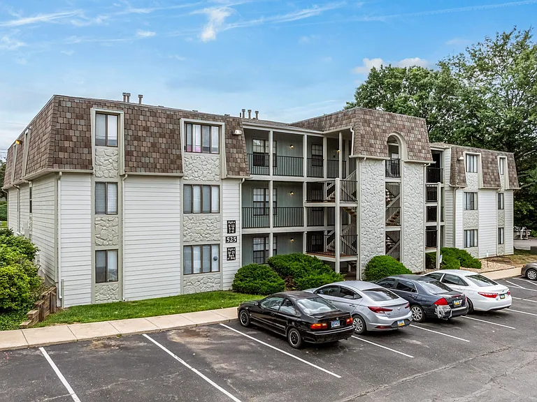 Bristol Pointe Apartments — Photo 8