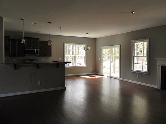 3rd image of 105 Grand Oaks Dr