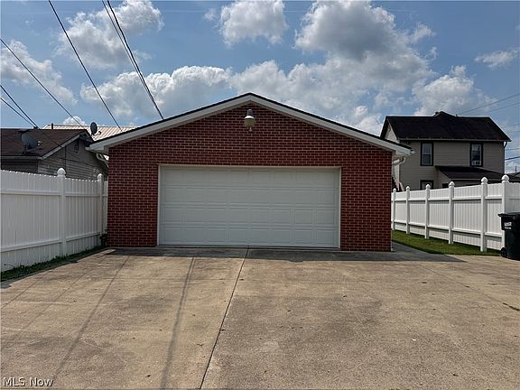 4th image of 1014 Denman Ave