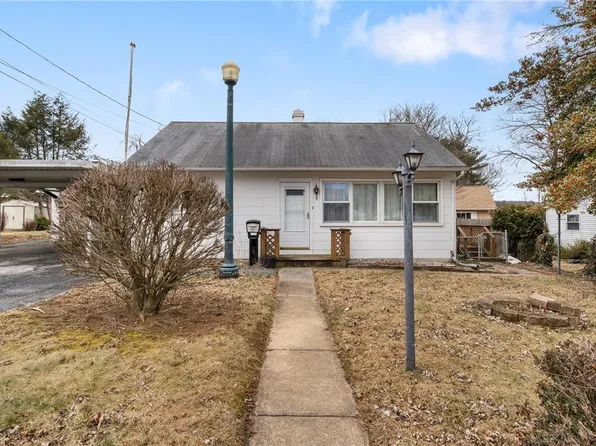 9 Wayne Cir, Camp Hill, PA 17011