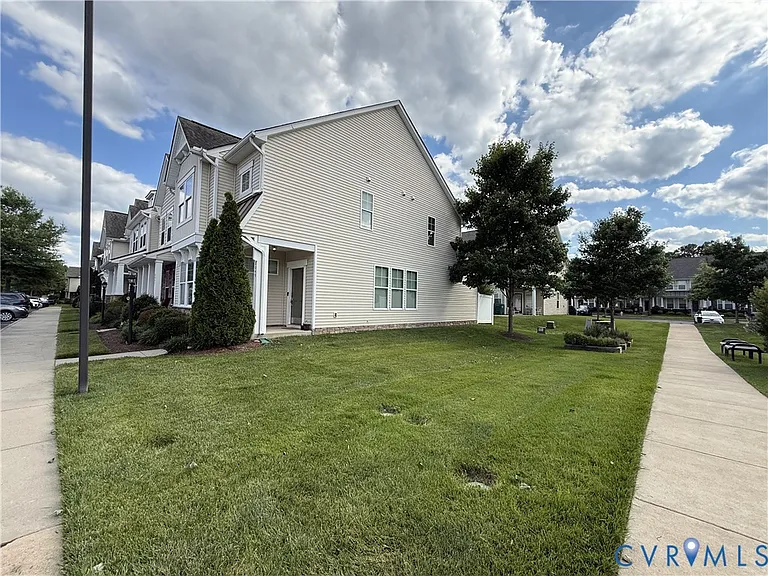 8049 Ellendale Dr — Photo 4