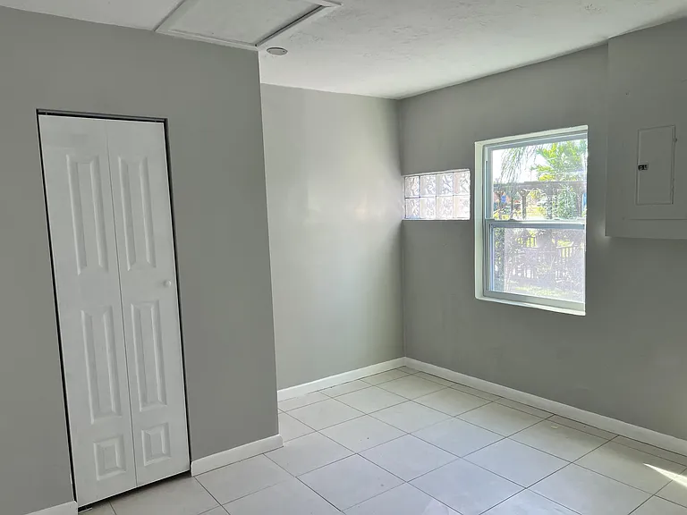 1910 Juanita Ave — Photo 6