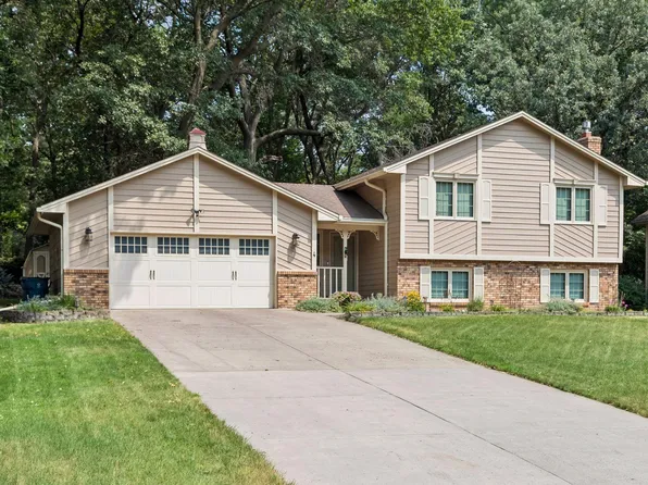 4 Pleasant View Ln, Circle Pines, MN 55014