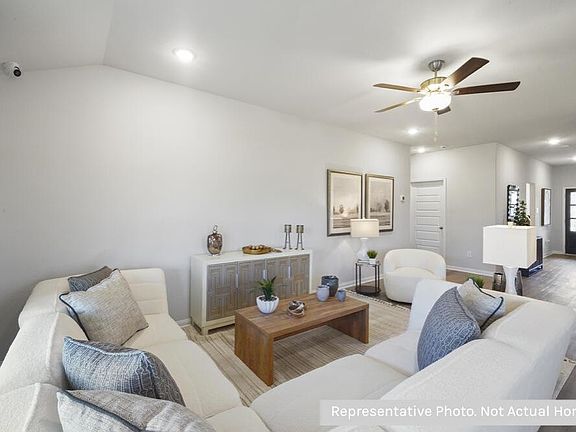 5th image of 816 Clear Valley Ln