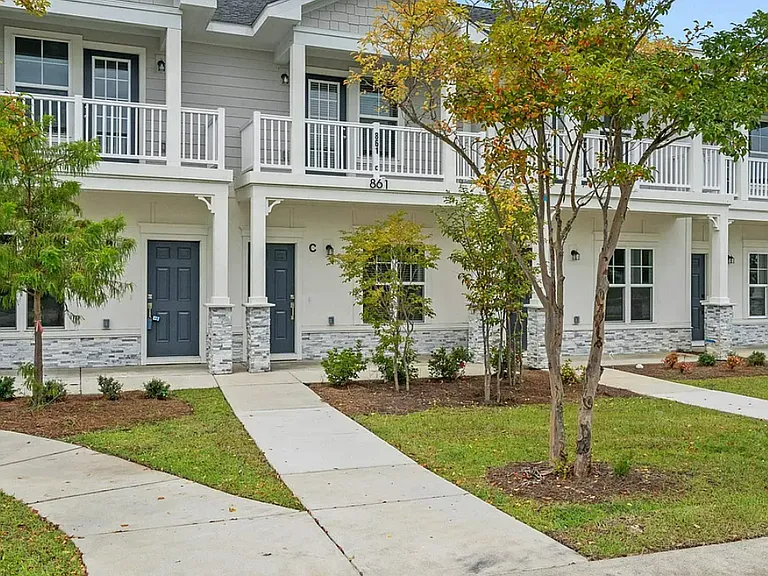 861 Maxine Ct #4B — Photo 2