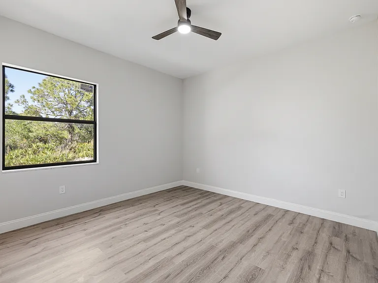 825 Carbon St E — Photo 26