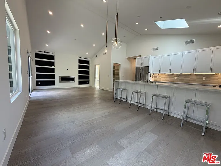 15122 Morrison St — Photo 30