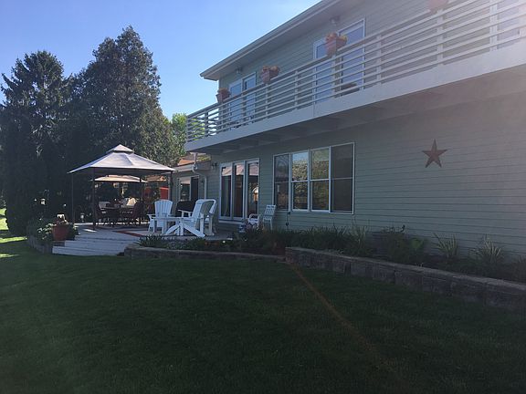 Back with deck & balcony