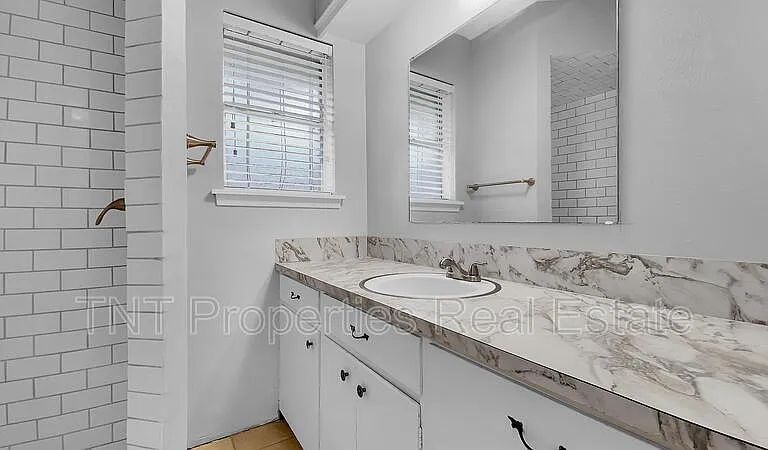1103 Glade St — Photo 9