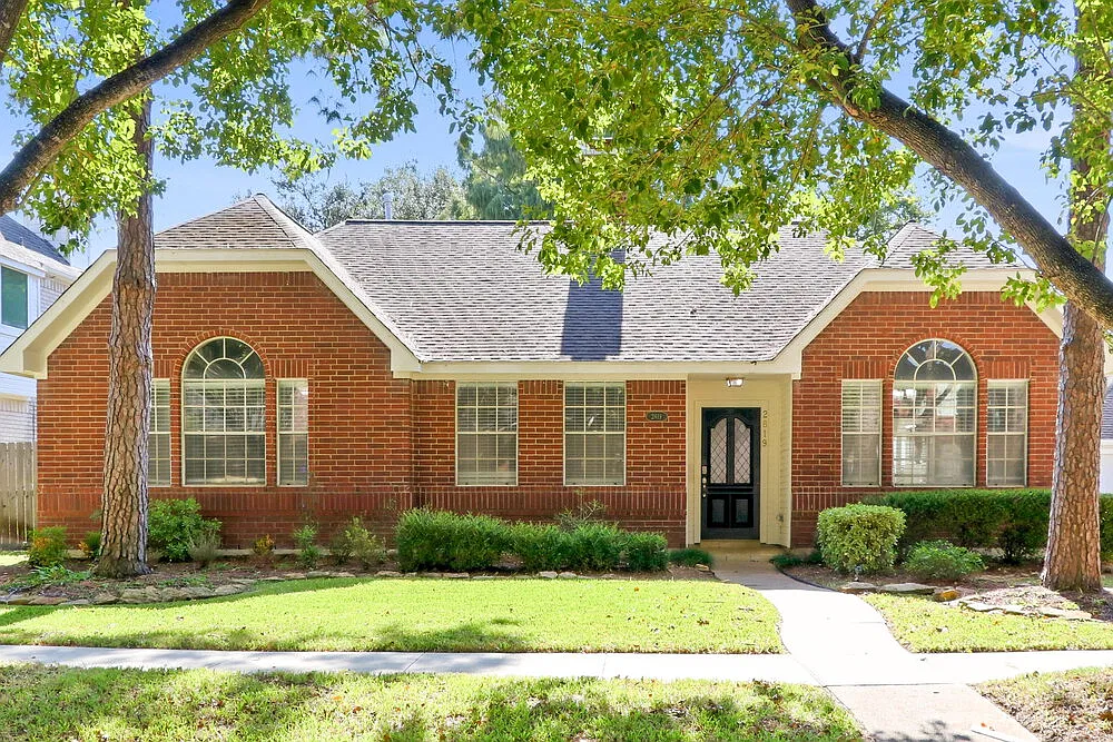 3 bed, 2.0 bath, 2549 sqft, $2,225 — Photo 1