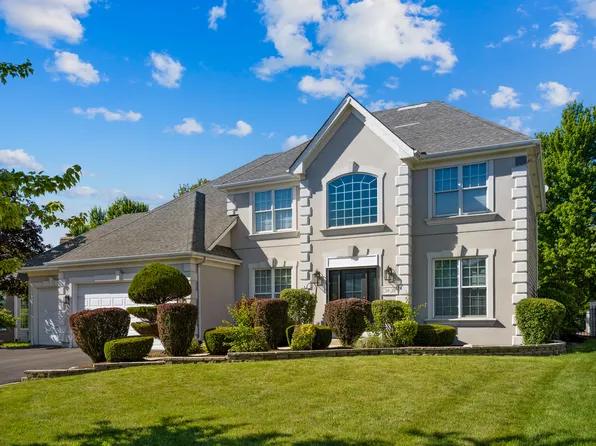 26W286 Pinehurst Dr, Winfield, IL 60190
