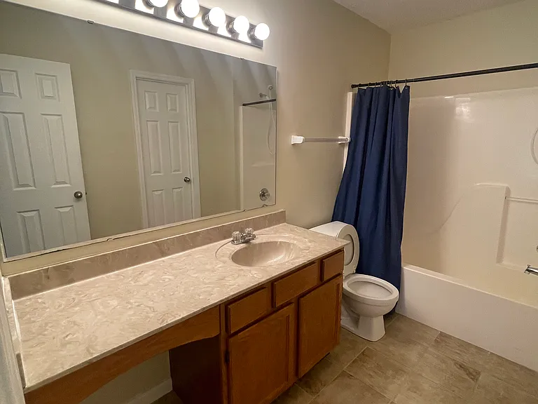 Oakview Dr — Photo 5