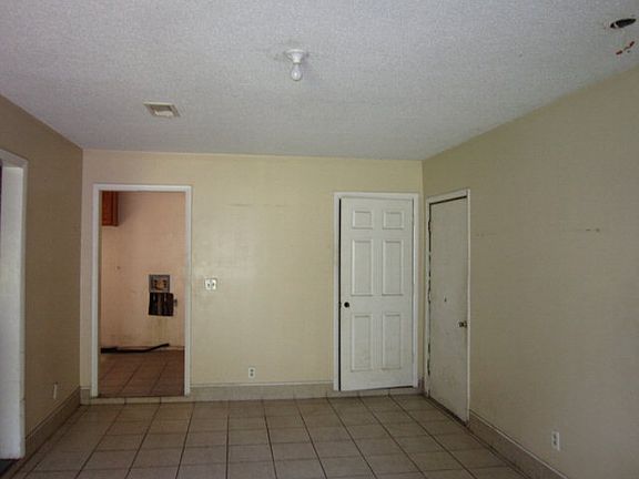 3rd image of 4712 Malabar Dr