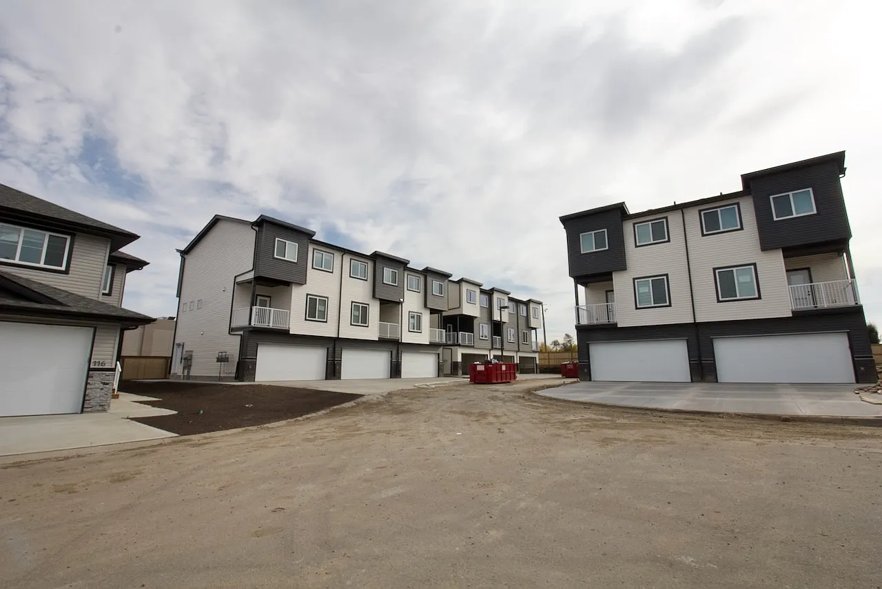 3 Bed 2.5 Bath Dbl Garage Balcony Townhouse For Rent Leduc — Photo 1