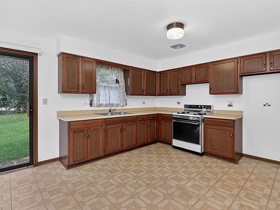 4th image of 2976 Drover Ln